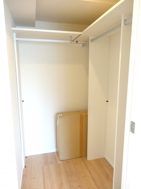 ライオンズマンション半蔵門　収納豊富なウォークインクローゼット