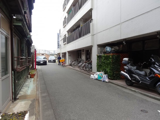 藤和八丁堀コープⅢ　エントランス前面道路