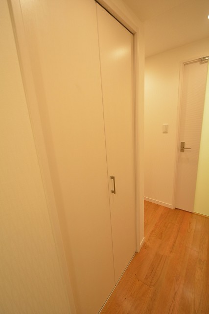 クレッセント中目黒　廊下収納
