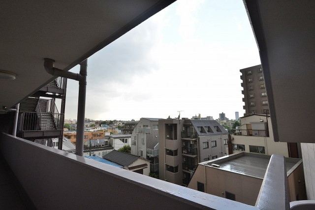 クレッセント中目黒　玄関前