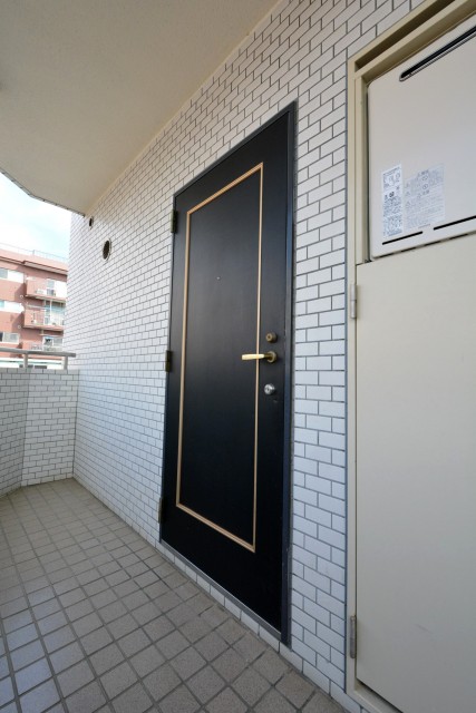 グローリア初穂新宿Ⅲ　玄関前