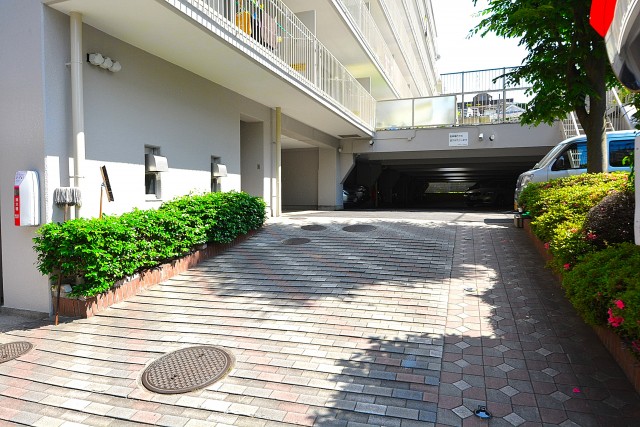 神楽坂ハウス　駐車場入り口