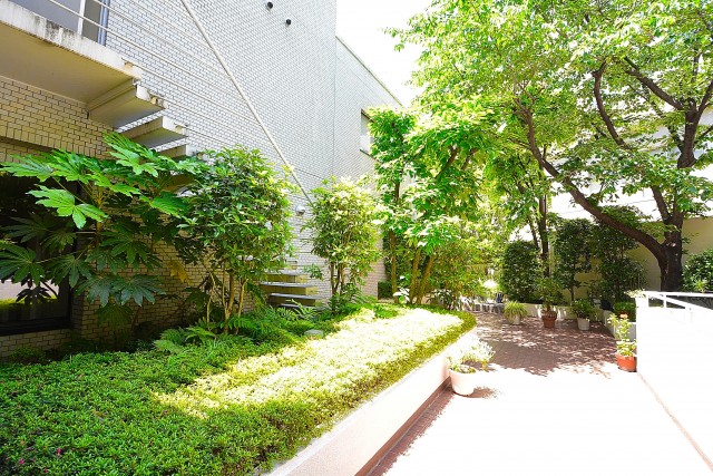 パレス池田山　中庭