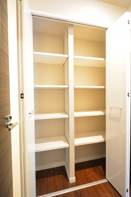 パレス池田山　廊下の収納スペース