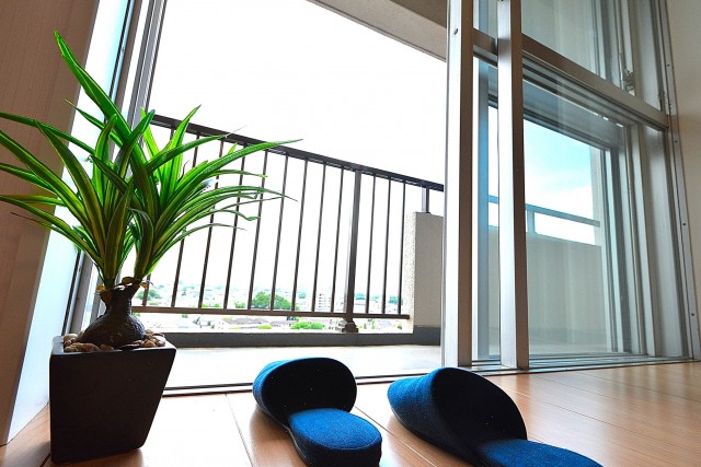 柿の木坂パレス　6.0帖のベッドルームからバルコニー