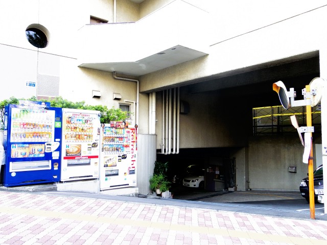 メゾンドール本郷　駐車場へ