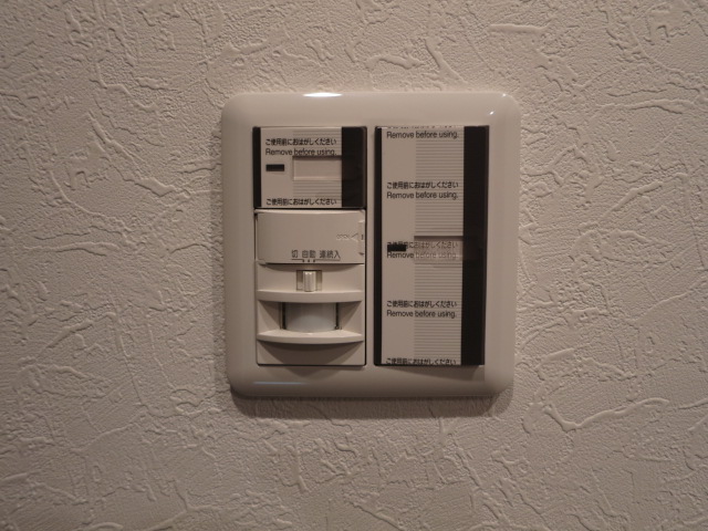 玄関の照明は人感センサー付