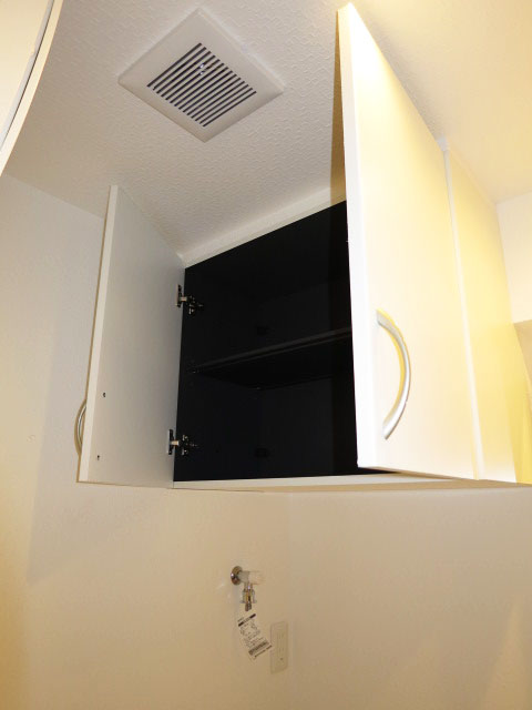 洗濯機置き場上部の吊戸棚