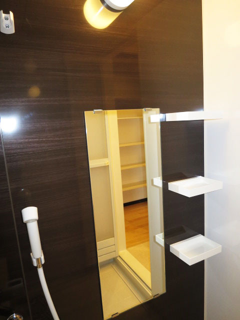 モダンな雰囲気のバスルーム