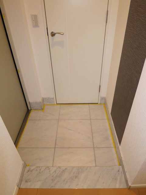 ホワイトカラーにエコカラットが映える玄関