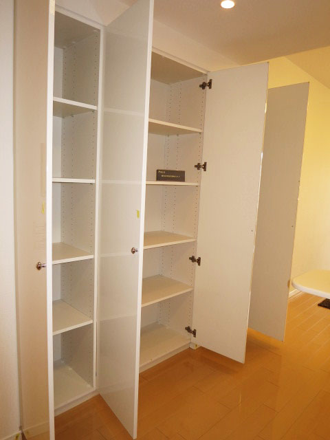 リビングにもたっぷり収納