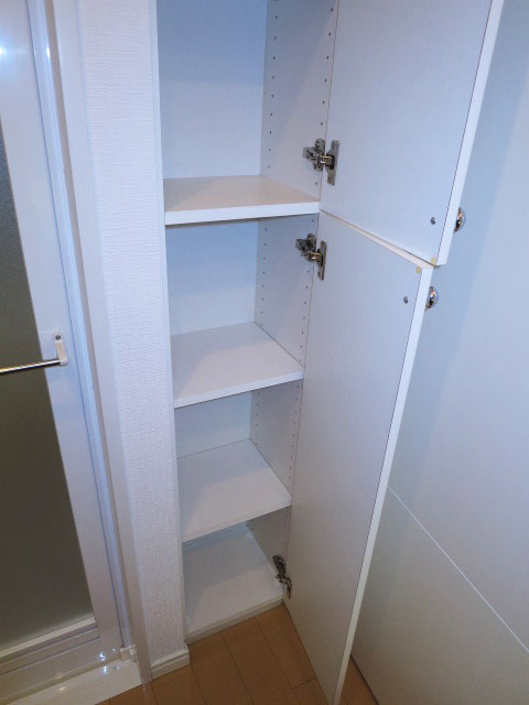 バスルーム入り口横のリネン庫