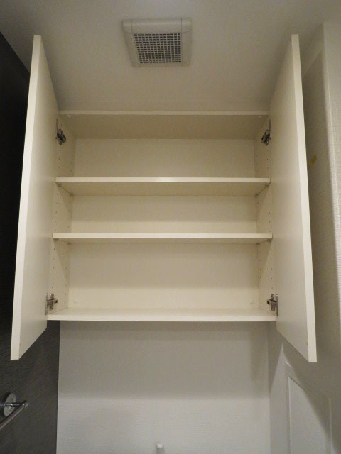トイレ上部の吊戸棚