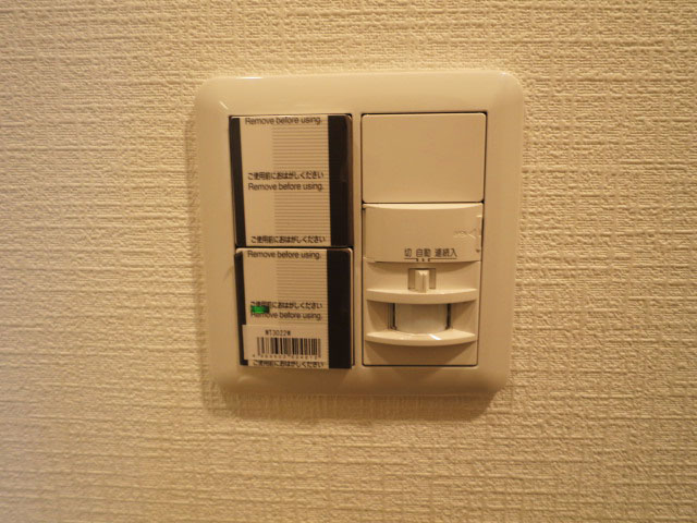 玄関照明は人感センサー付