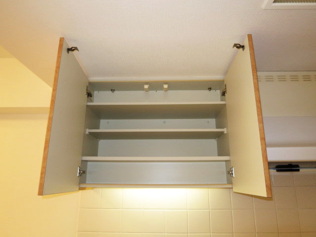 キッチン上部の吊戸棚