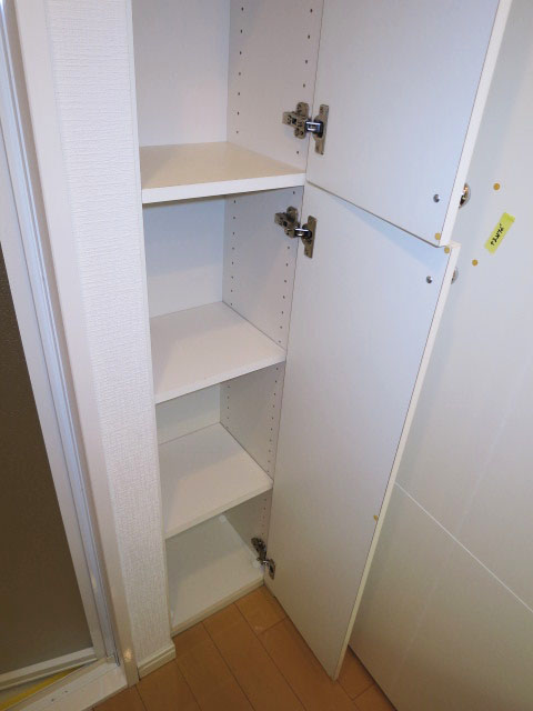 バスルーム入り口横にリネン庫