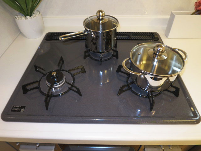 コンロは三口