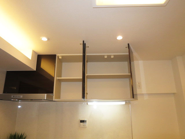 上部には耐震ラッチ付吊戸棚設置