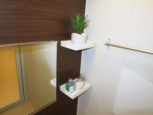 コーナー部分の小物トレイ