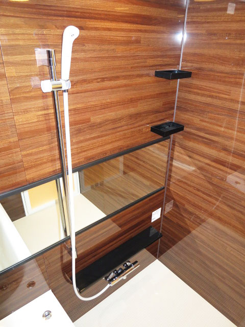 ラグジュアリーな雰囲気のバスルーム