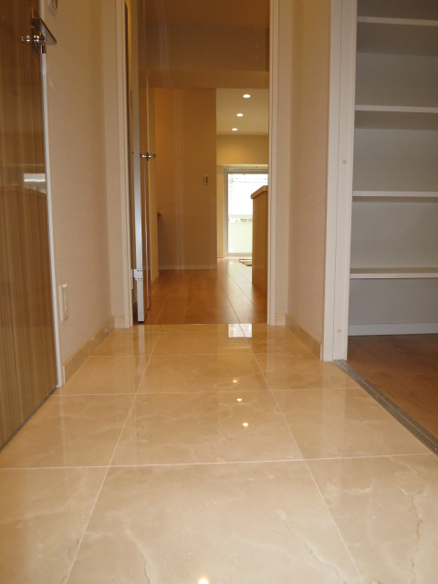 柏木ローズマンション 天然大理石貼りの玄関・廊下