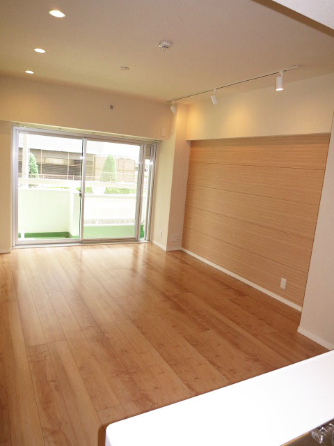 柏木ローズマンション アクセントクロスがあしらわれたリビングダイニング