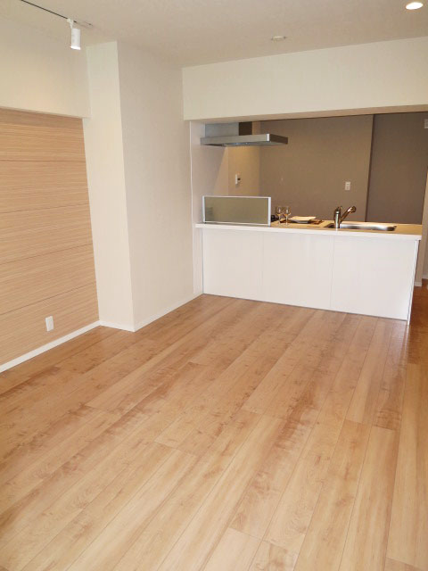 柏木ローズマンション アクセントクロスがあしらわれたリビングダイニング