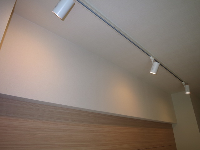 柏木ローズマンション アクセントクロスがあしらわれたリビングダイニング