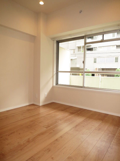 柏木ローズマンション リビングとなりの洋室