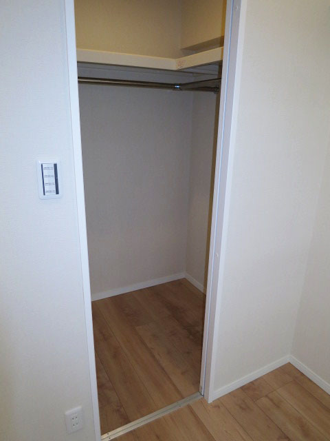 柏木ローズマンション リビングとなりの洋室　ウォークインクローゼット