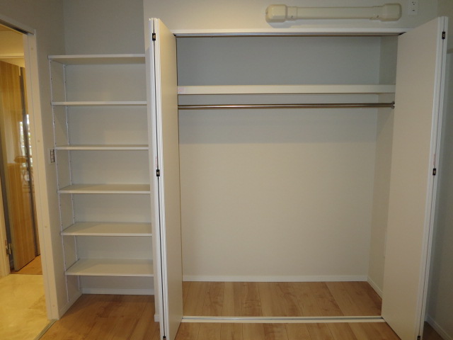 柏木ローズマンション 玄関側の洋室　クローゼット