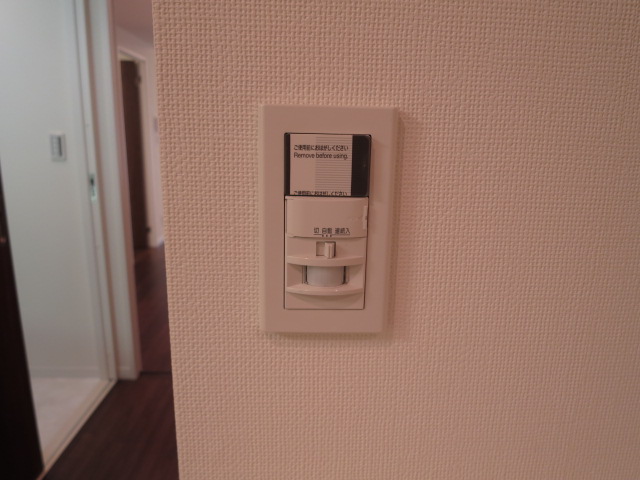 照明は人感センサー付