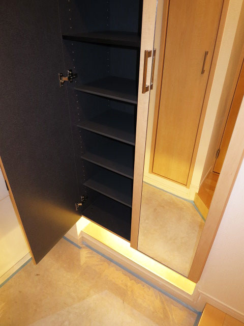 常磐松サマリヤマンション　収納たっぷりの玄関