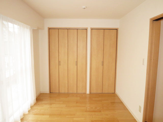 常磐松サマリヤマンション　約7.0帖の洋室　収納