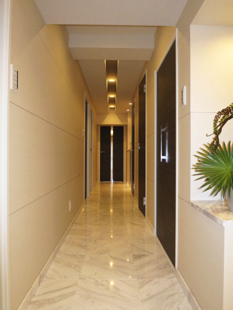 代官山マンション　大理石の床が続く廊下105