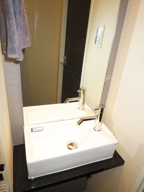 代官山マンション　カウンターには手洗いボウル105