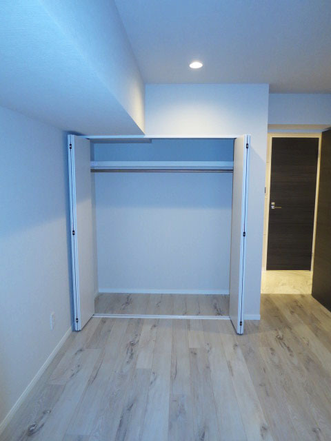 代官山マンション　リビングダイニングとなりの洋室　クローゼット105