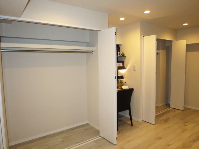 代官山マンション　デスクスペース両側の収納105