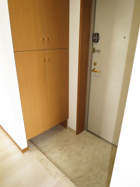 収納が左右に設置された玄関