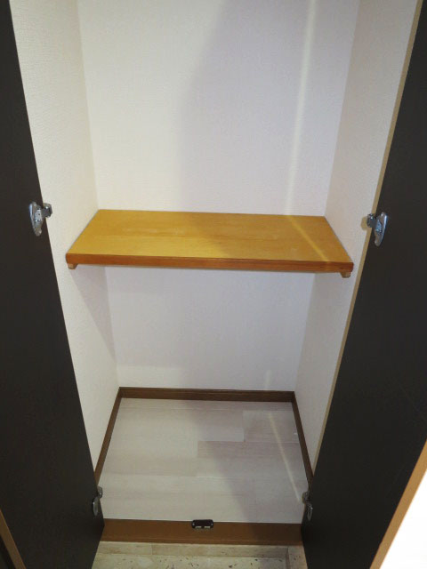 収納が左右に設置された玄関