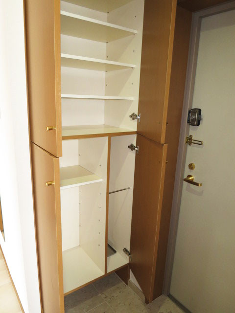収納が左右に設置された玄関