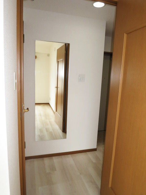 収納が左右に設置された玄関