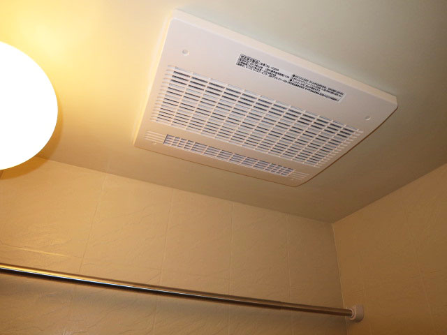 浴室換気乾燥機付のバスルーム