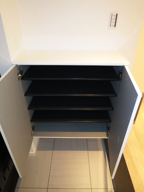 バロール代々木　玄関左手のシューズボックス