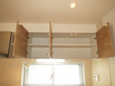 バロール代々木　キッチン上部には吊戸棚