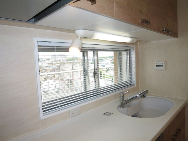 バロール代々木　窓があり明るいキッチン