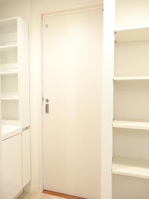 洗面室からキッチンへ行けます