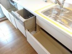 食洗機付きのシステムキッチン
