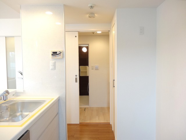 キッチンから洗面室へ行けます