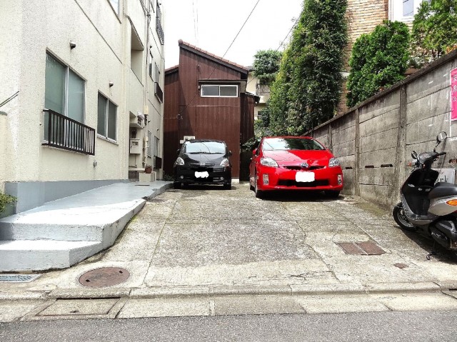 柿の木坂コーポ　エントランス前の駐車スペース